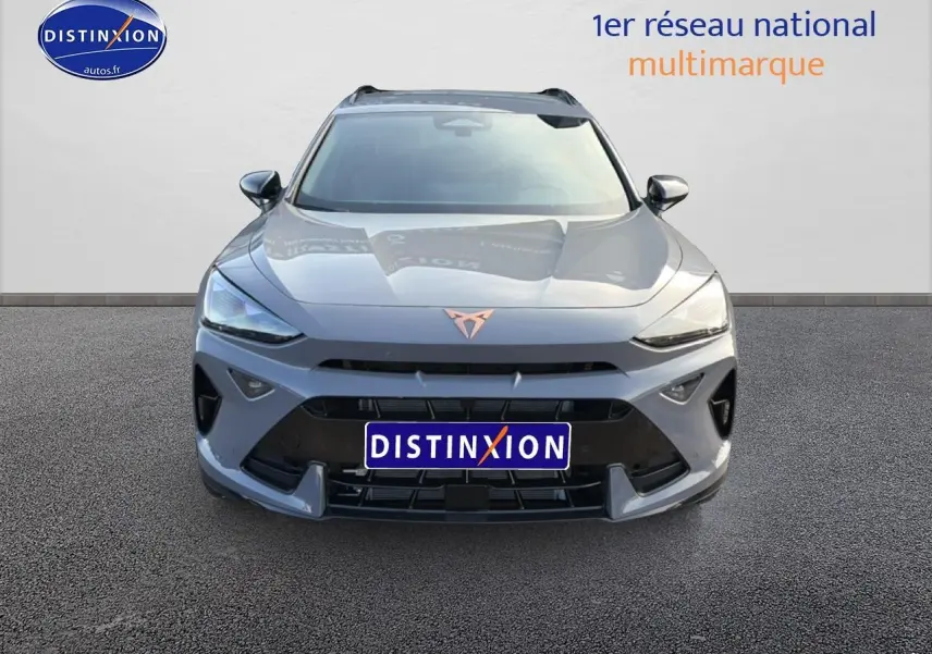 Vue frontale d'un SUV CUPRA Formentor gris graphene avec calandre noire et logo cuivré visible.