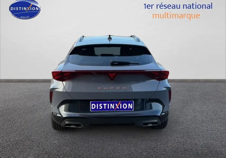 Vue arrière d'un CUPRA Formentor gris graphene 2026 avec feux arrière LED et double sortie d'échappement.