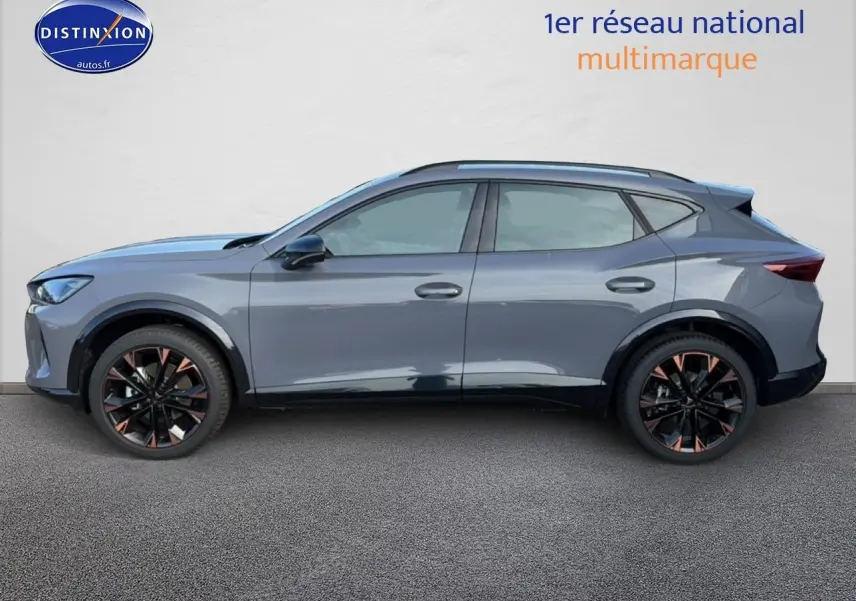 Vue latérale gauche d'un CUPRA Formentor gris graphene avec jantes noires et cuivrées sur fond neutre.