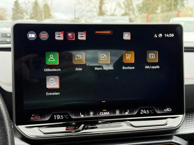 Écran tactile central du tableau de bord du CUPRA Formentor 2025 affichant le menu des réglages et la climatisation.