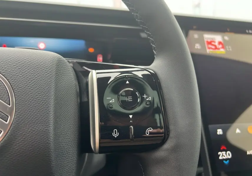 Gros plan sur les commandes du volant cuir multifonctions du Citroën C5 Aircross New Hybrid 145 Max T.O 2026.