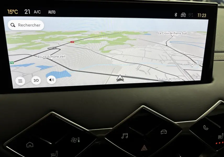 Écran tactile central affichant la navigation 3D dans l’habitacle du DS3 gris foncé, version 2024.