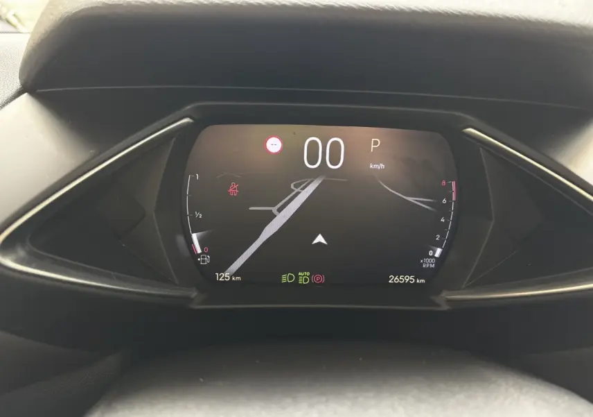 Vue rapprochée du combiné d'instruments numérique du DS3 2024, affichage clair avec vitesse et navigation intégrée.