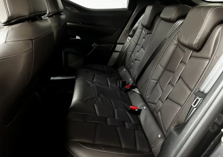 Vue intérieure côté droit des sièges arrière en cuir noir du DS3 1.2 PureTech 130 Auto Esprit de Voyage 2024.