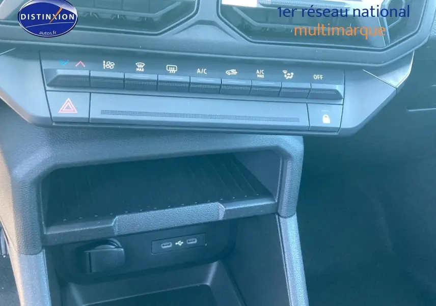 Détail de la console centrale noire du Dacia Duster 2025 montrant les commandes de climatisation et ports USB.