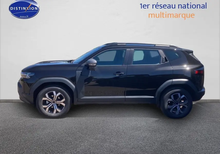 Profil droit d'un Dacia Duster noir 2025 avec jantes alu et barres de toit visibles sur fond neutre.
