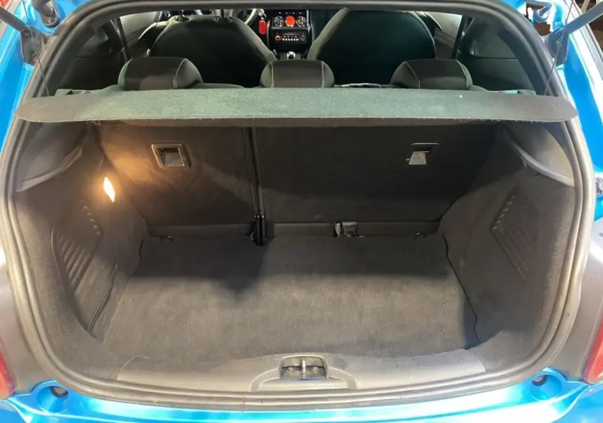 Coffre ouvert vu de l'arrière d'une Citroën DS3 bleu 2011, montrant l'espace de chargement et la tablette arrière.