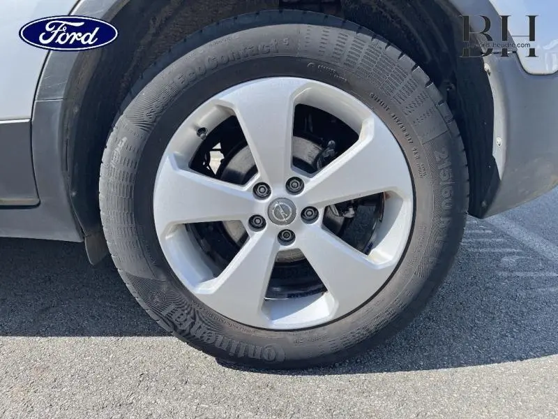 Gros plan sur la roue avant droite de l'Opel Mokka gris minéral avec jante alu cinq branches.