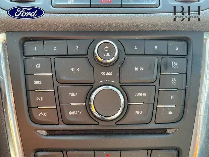 Panneau central de commande audio avec lecteur CD et boutons multifonctions, intérieur noir d’Opel Mokka gris Minéral.
