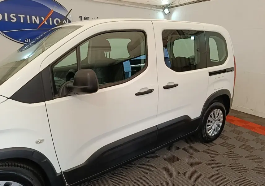 Vue de profil côté gauche du Peugeot Rifter blanc 2020 avec portes coulissantes et protections noires basses.
