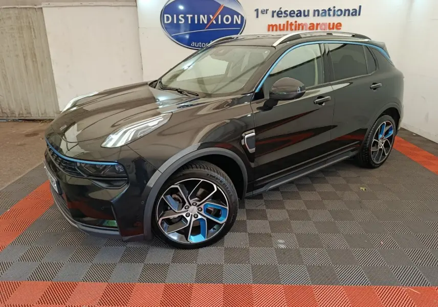 Vue 3/4 avant droit d'un SUV Link & Co 01 hybride rechargeable noir avec jantes et détails bleus distinctifs.