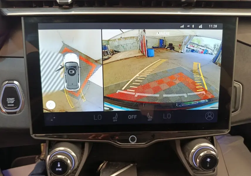 Écran tactile intérieur montrant la caméra 360° et vue arrière du SUV bleu LINK & CO 01 hybride rechargeable.