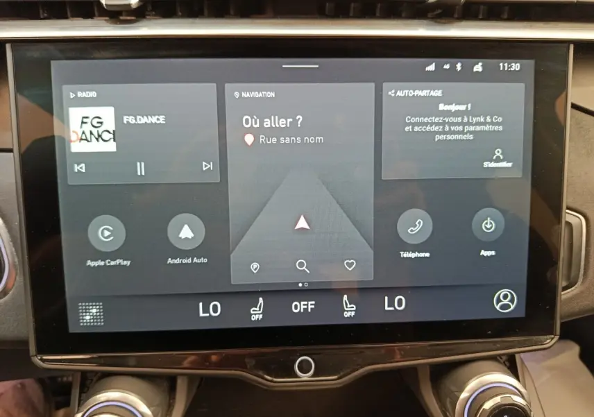 Écran tactile central affichant navigation et options multimédia dans le tableau de bord du Lynk & Co 01 Hybride rechargeable.