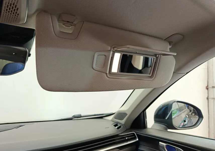 Vue intérieure du pare-soleil côté conducteur avec miroir éclairé dans un LINK & CO 01 hybride rechargeable.