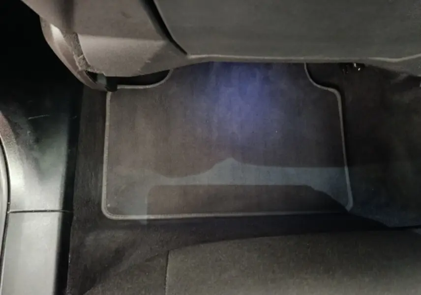 Plancher côté passager avant avec tapis de sol noir dans un véhicule LINK & CO 01 hybride rechargeable 2022.