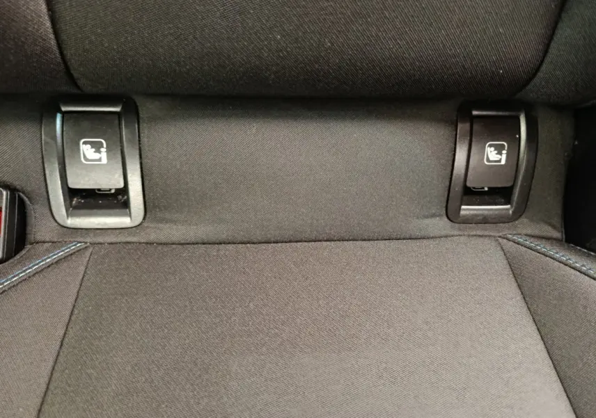 Détail des fixations Isofix sur la banquette arrière en tissu noir du Link & Co 01 hybride rechargeable bleu.