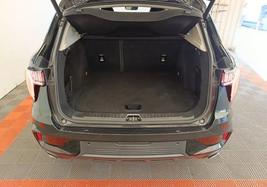 Coffre ouvert vu de l'arrière d'un SUV Link & Co 01 noir, montrant un espace de chargement vide et propre.