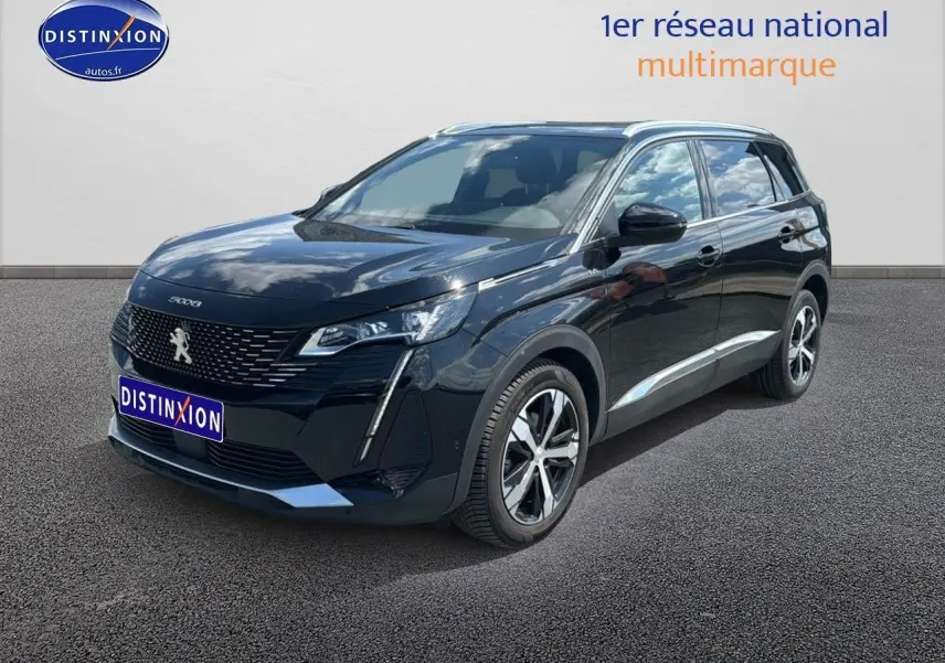 Peugeot 5008 noir métal vue 3/4 avant droit avec jantes alliage et calandre distinctive Peugeot.