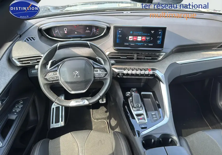 Intérieur Peugeot 5008 2022 vue cockpit, volant cuir multifonction et écran tactile 10 pouces au tableau de bord.