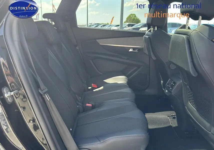 Vue latérale intérieure côté gauche du Peugeot 5008 noir métal 2022, montrant les sièges arrière et les détails des portes.