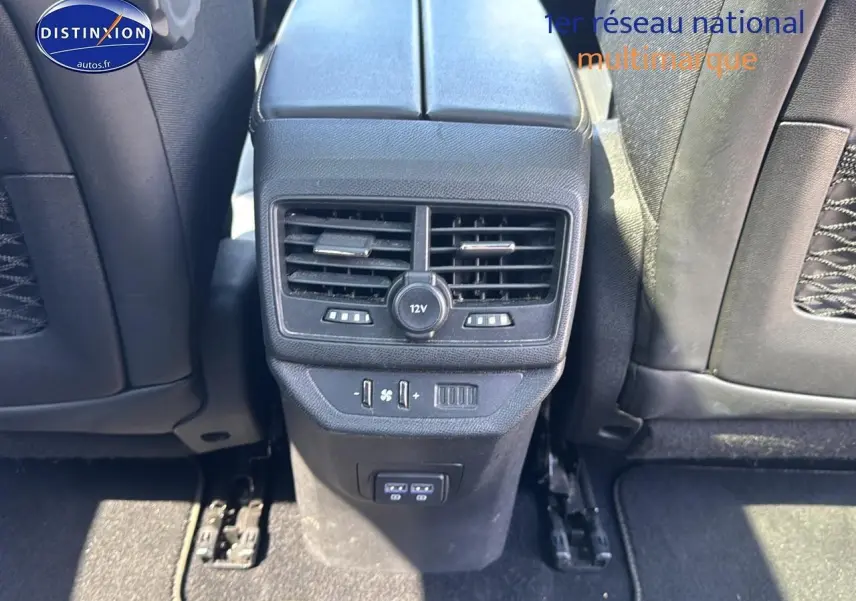 Vue rapprochée de la console arrière avec prises USB et aérateurs du Peugeot 5008 noir métal 2022.