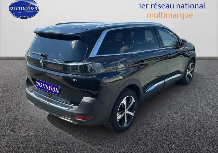 Vue 3/4 arrière droite d'un Peugeot 5008 GT noir métal avec jantes alu et vitres arrière surteintées.