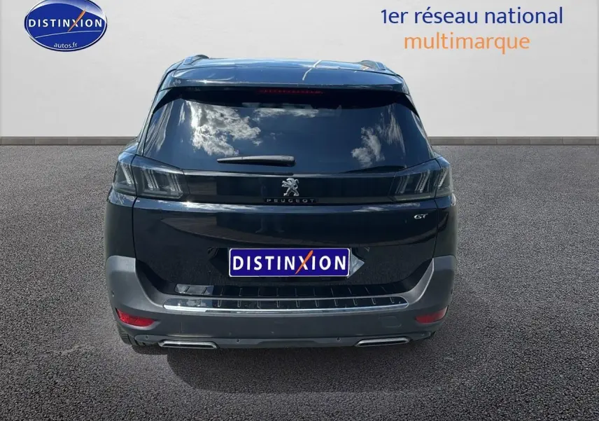 Vue arrière d'un Peugeot 5008 GT noir métal avec feux LED et double sortie d'échappement intégrée.