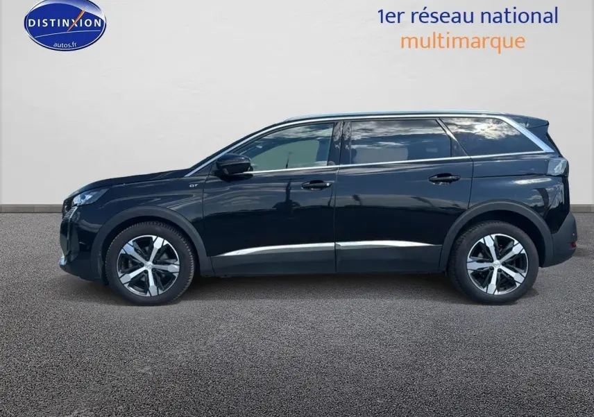 Profil latéral droit d'un Peugeot 5008 noir métal GT 2022 avec jantes alliage et vitres surteintées.