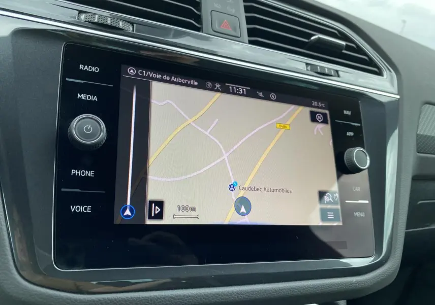 Écran tactile 8 pouces du système de navigation Discover Media dans l'habitacle noir du Volkswagen Tiguan 2023.