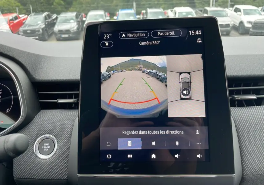Écran tactile intérieur de Renault Clio 2025 Bleu Iron montrant la caméra 360° en marche arrière.
