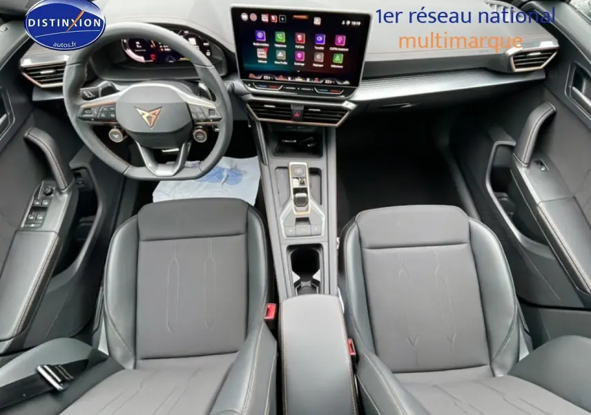 Intérieur avant du CUPRA Formentor 2.0 TDI 150 DSG7, vue de dessus sur sièges noirs et tableau de bord tactile.