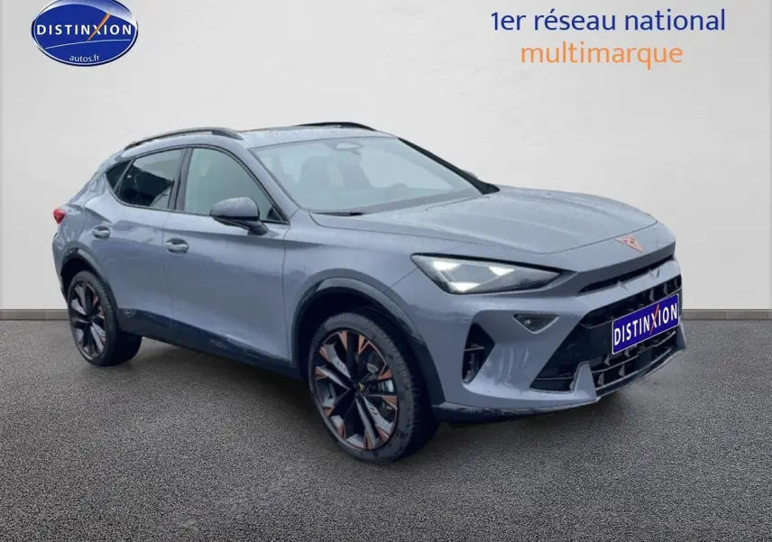 SUV CUPRA Formentor gris graphene en vue 3/4 avant droit avec jantes noires et cuivrées distinctives.