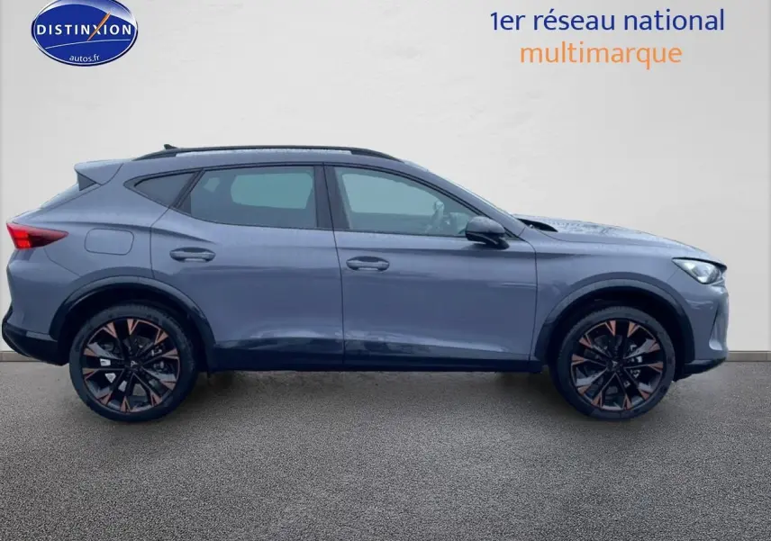 Vue de profil côté gauche d’un CUPRA Formentor gris graphene avec jantes noires et cuivrées, 2026.