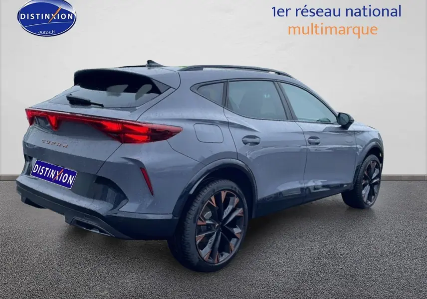 Vue 3/4 arrière droite du CUPRA Formentor gris graphene avec jantes 19 pouces et feux arrière LED allumés.