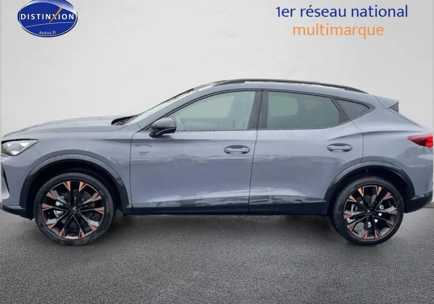 Vue latérale droite d'un CUPRA Formentor gris graphene avec jantes noires et cuivrées, profil élégant et toit panoramique.