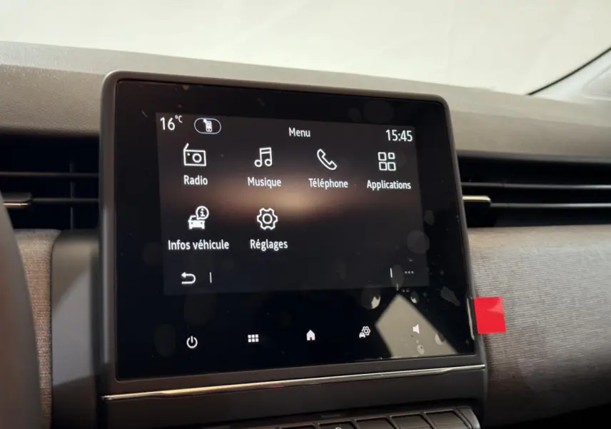 Écran tactile central affichant le menu multimédia dans l'habitacle gris clair d'une Renault Clio 2025.