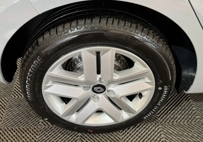 Gros plan sur la roue avant droite gris clair d’une Renault Clio 2025 avec jante alliage et pneu Bridgestone.