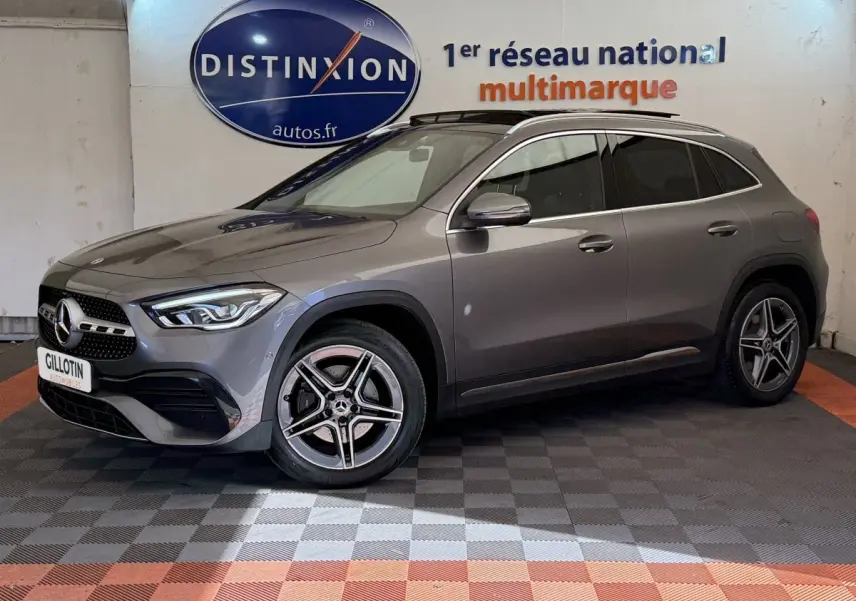 Mercedes GLA 250 e AMG Line gris clair en vue 3/4 avant droit, avec jantes étoile et toit ouvrant noir.