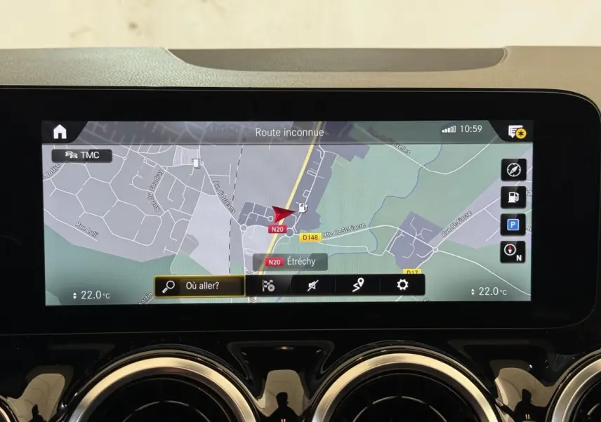 Écran tactile central du tableau de bord du Mercedes GLA 250 e AMG Line, affichant la navigation GPS.