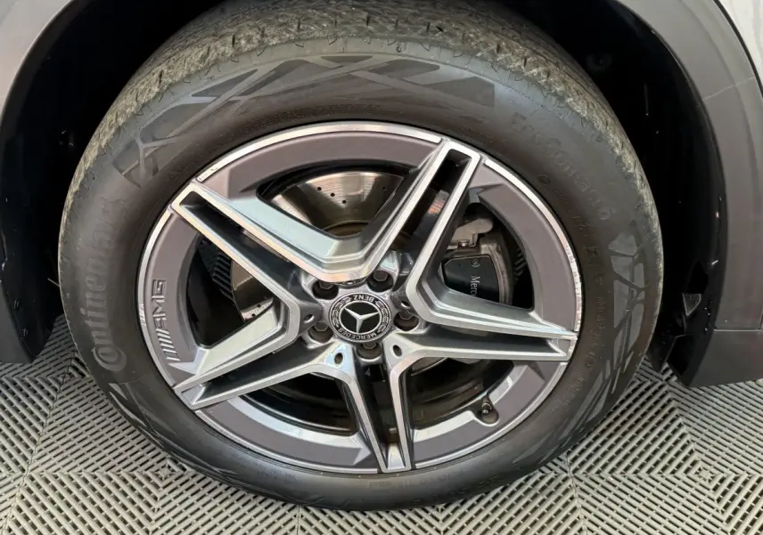 Gros plan sur la jante AMG grise et le pneu Continental d'un Mercedes GLA 250 e AMG Line 2023.