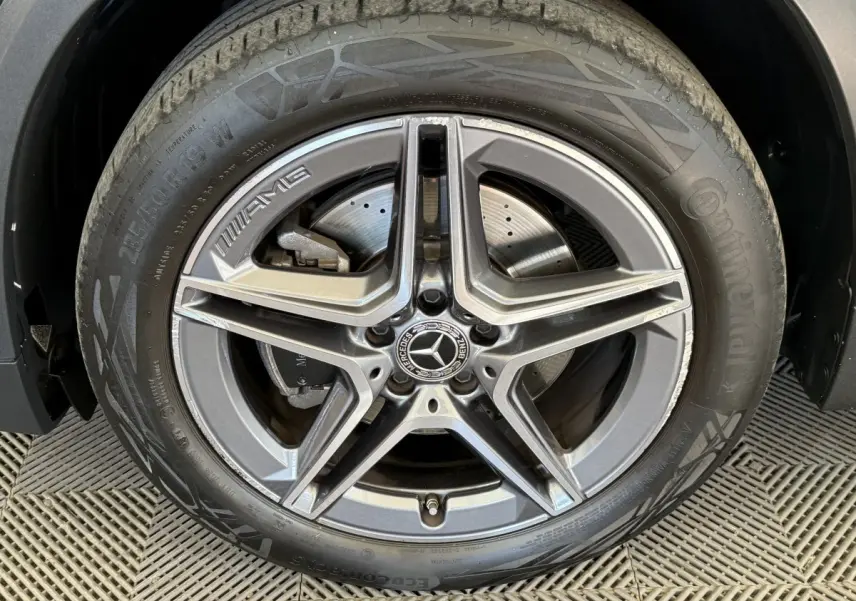 Gros plan sur la jante AMG grise et le pneu Continental d’une Mercedes GLA 250 e AMG Line 2023.