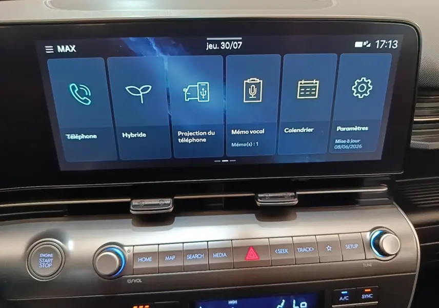 Écran tactile central 12,3 pouces de la Hyundai Kona 1.6 Hybrid 2024, avec commandes audio et climatisation visibles.