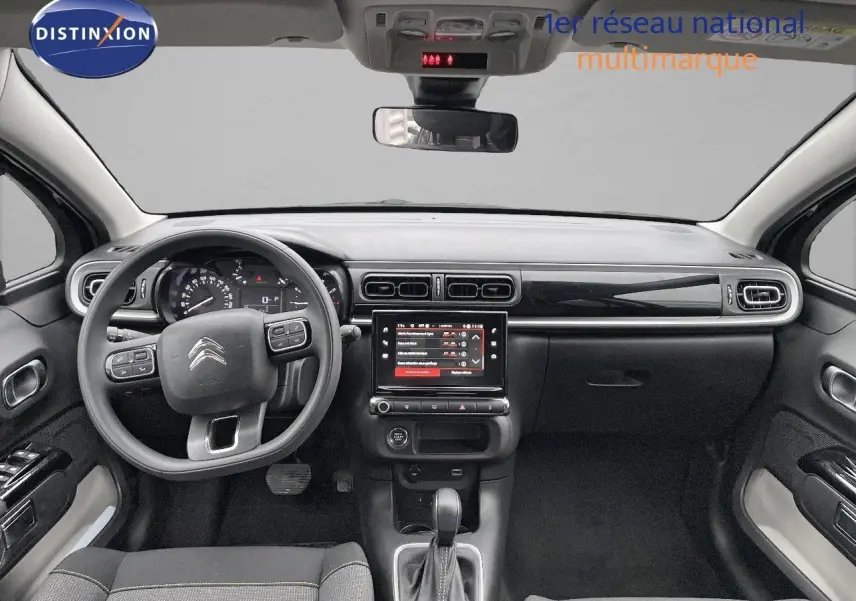 Intérieur de la Citroën C3 2023 noir métal, vue frontale du tableau de bord avec volant multifonction et écran tactile central.