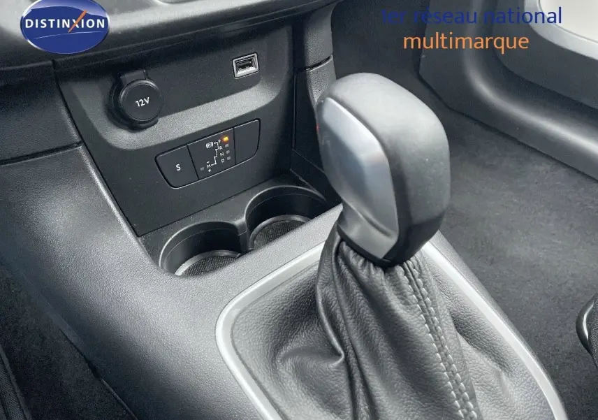 Le levier de vitesses automatique de la Citroën C3 2023 en cuir noir, avec prise 12V et port USB visible.