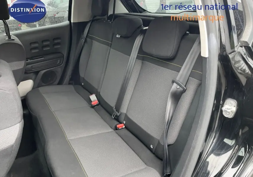 Vue intérieure côté droit des sièges arrière noirs et gris de la Citroën C3 2023 finition Shine en noir métal.