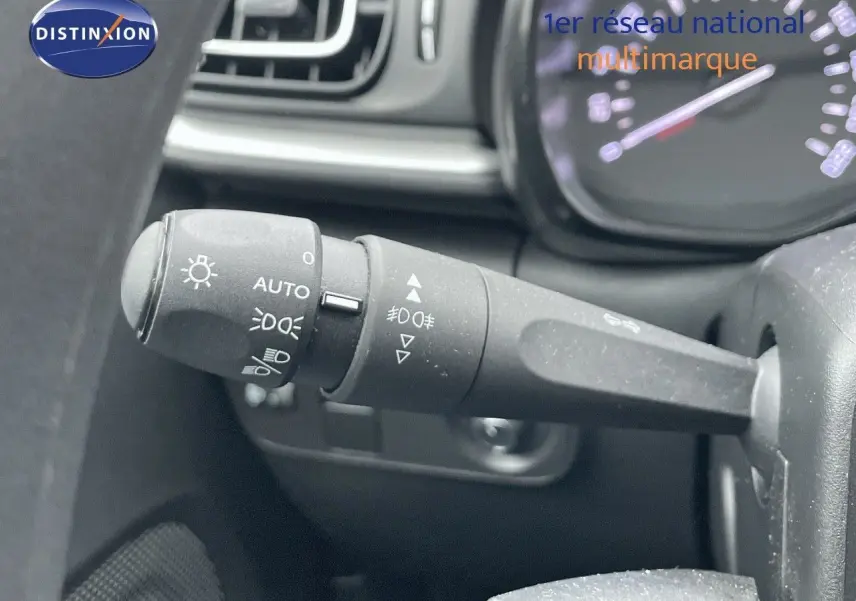Gros plan sur la commande d'éclairage à gauche du volant d'une Citroën C3 noire métal 2023, intérieur visible.