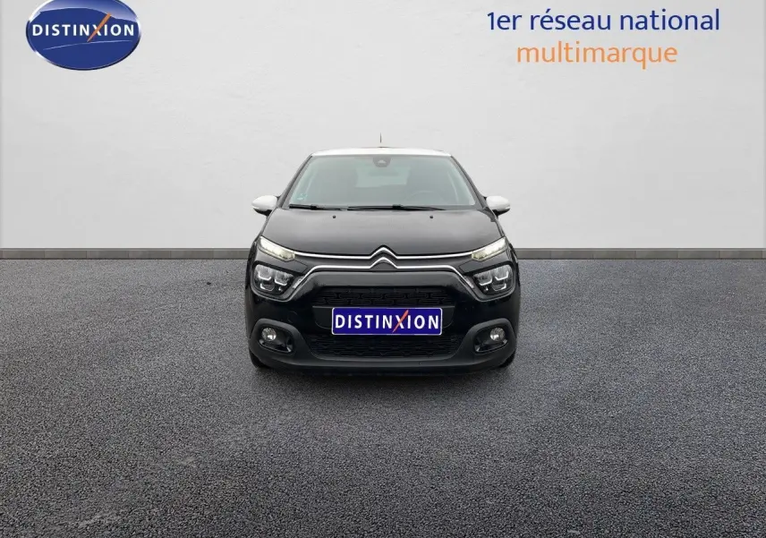 Citroën C3 noire métal vue de face avec ses phares LED distinctifs allumés sur fond neutre.