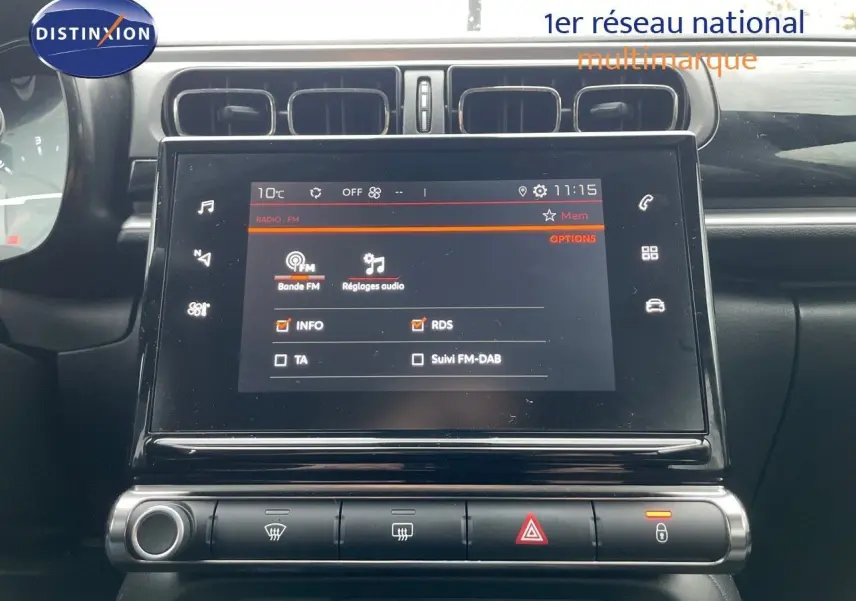 Écran tactile central de la Citroën C3 2023 noir métal, affichant les réglages audio et la radio FM.
