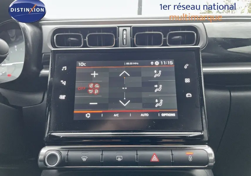 Écran tactile central du tableau de bord de la Citroën C3 noire métal 2023, avec commandes climatisation affichées.