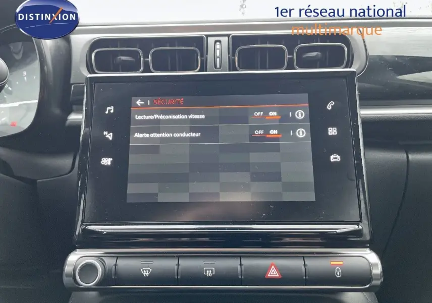 Écran tactile central affichant les réglages de sécurité dans l'habitacle d'une Citroën C3 noir métal 2023.
